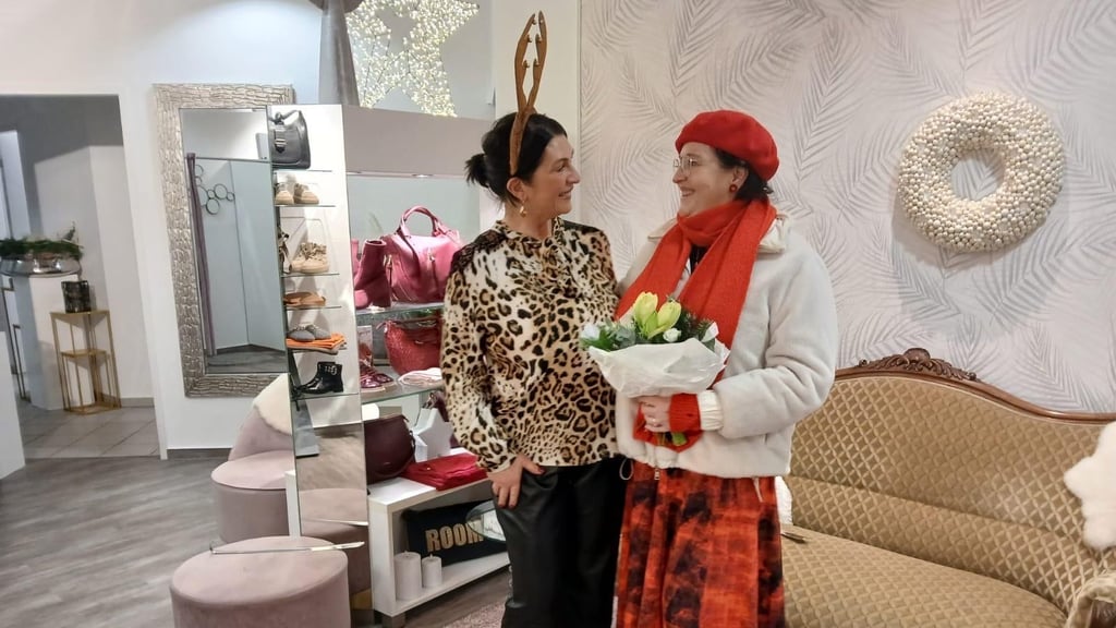 Zu einem Konzert hat in ihrem Schuh- und Lederwarengeschäft hat Cornelia Gentz (links) im Rahmen des lebendigen Weihnachtskalenders in Burg nun Kammersängerin Undine Dreißig begrüßt.