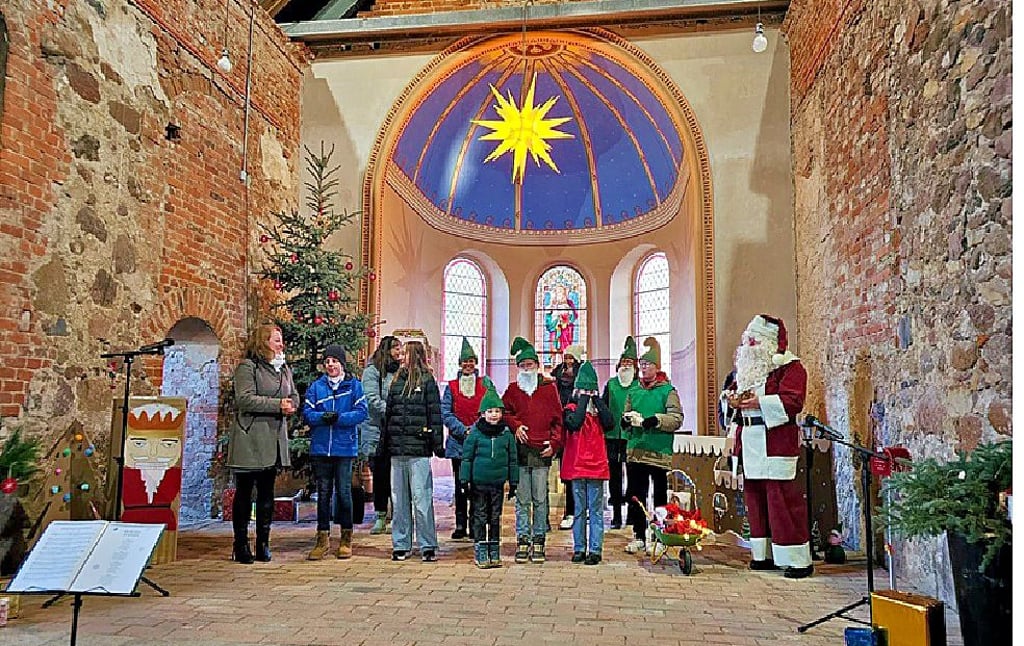 Weihnachtssingen in Büden unter dem neuen Sternenhimmel der Apsis.