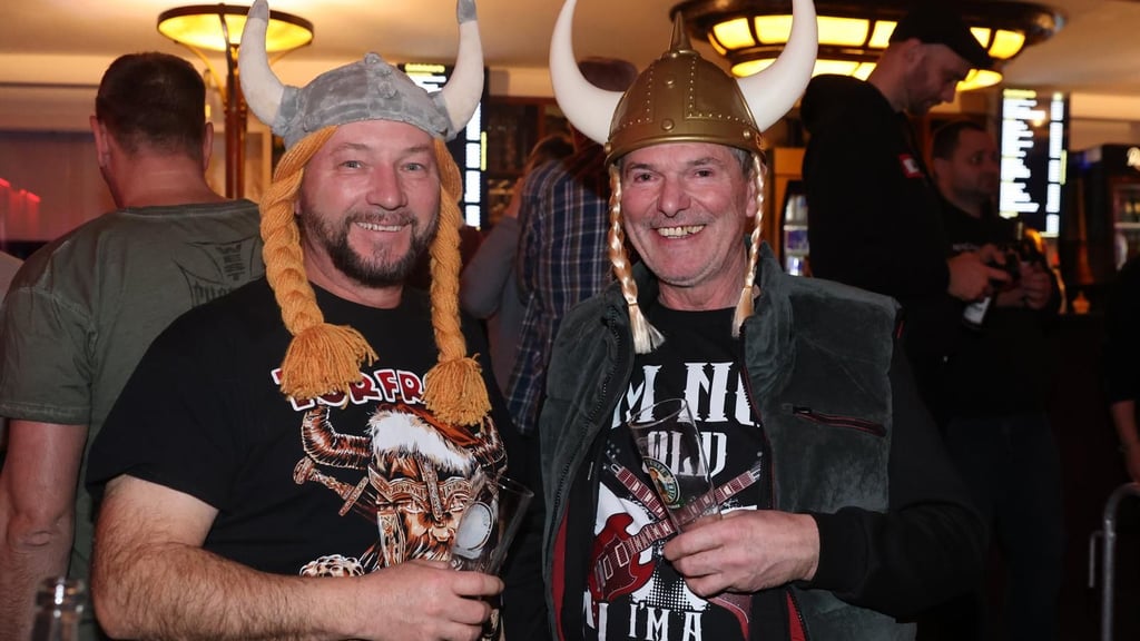 Stilecht mit Wikinger-Helm: Olaf Hoffmann (links) und Michael Hoffmann aus dem brandenburgischen Lindenberg sind Torfrock-Fans.