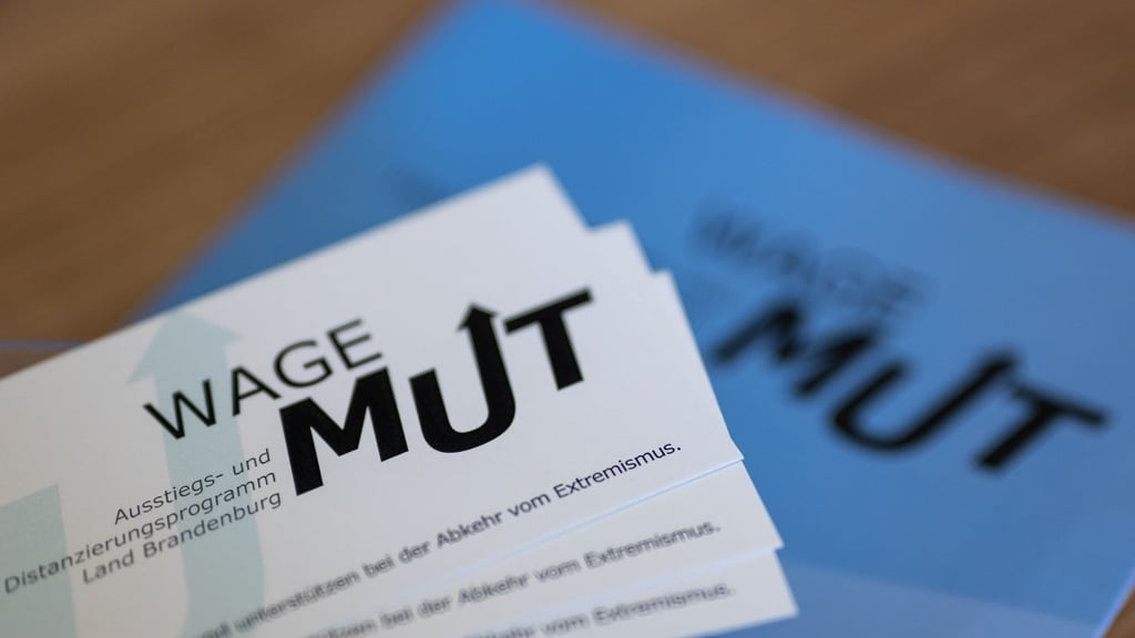 2023 hat Brandenburg ein Aussteigerprogramm ins Leben gerufen für Extremisten, die aus der Szene aussteigen wollen. (Archivbild)
