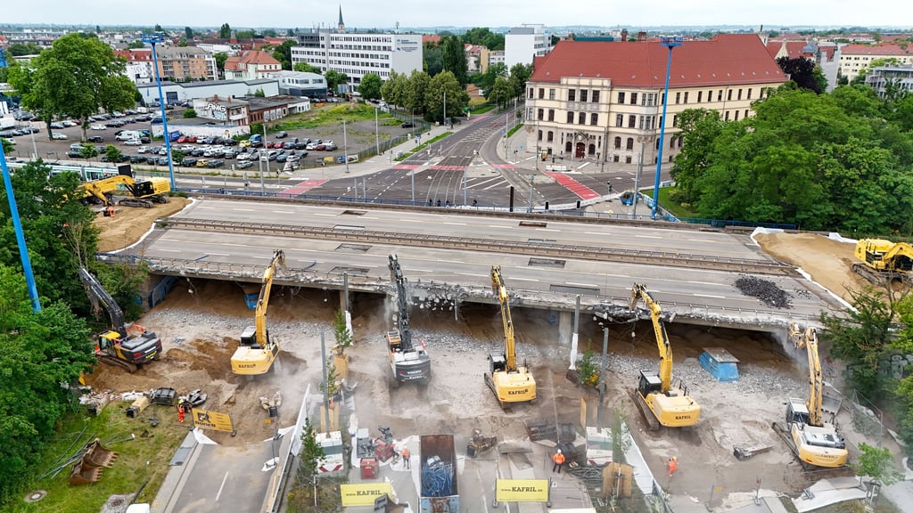 Blick auf den beginnenden Abriss der Ringbrücke über den Damaschkeplatz im Sommer 2025. Wegen des porösen Hennigsdorfer Stahls im Brückenkörper musste der Übergang abgerissen werden. 