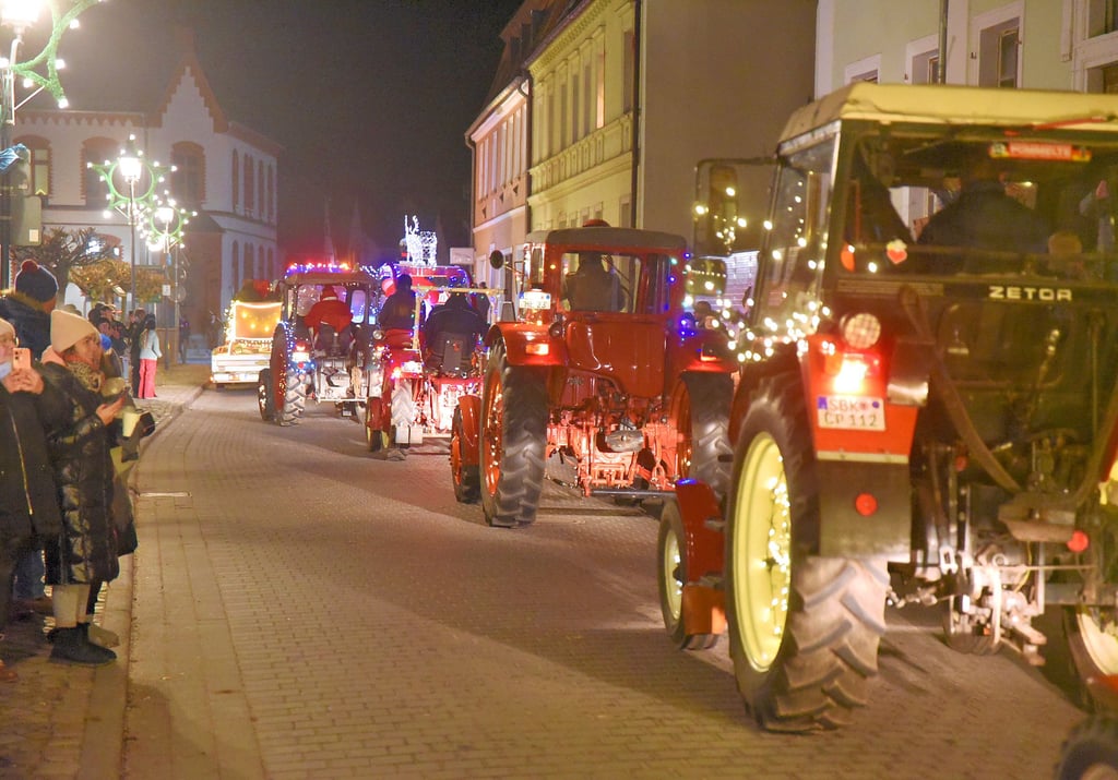 Die Pömmelter Treckerfreunde fuhren am zweiten Weihnachtsfeiertag mit 28 Fahrzeugen über Glinde nach Barby. Hier auf dem Marktplatz.