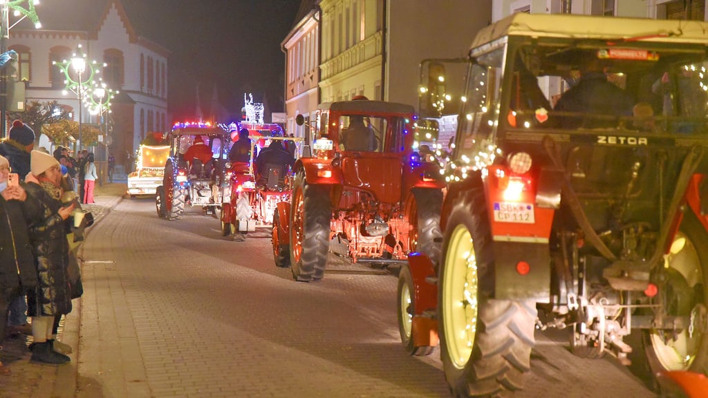 Die Pömmelter Treckerfreunde fuhren am zweiten Weihnachtsfeiertag mit 28 Fahrzeugen über Glinde nach Barby. Hier auf dem Marktplatz.