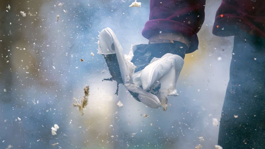 Mit voller Wucht: Gerade illegale Böller können viel stärker explodieren als erwartet - wie hier während einer Vorführung der Berliner Feuerwehr an einer Puppe.