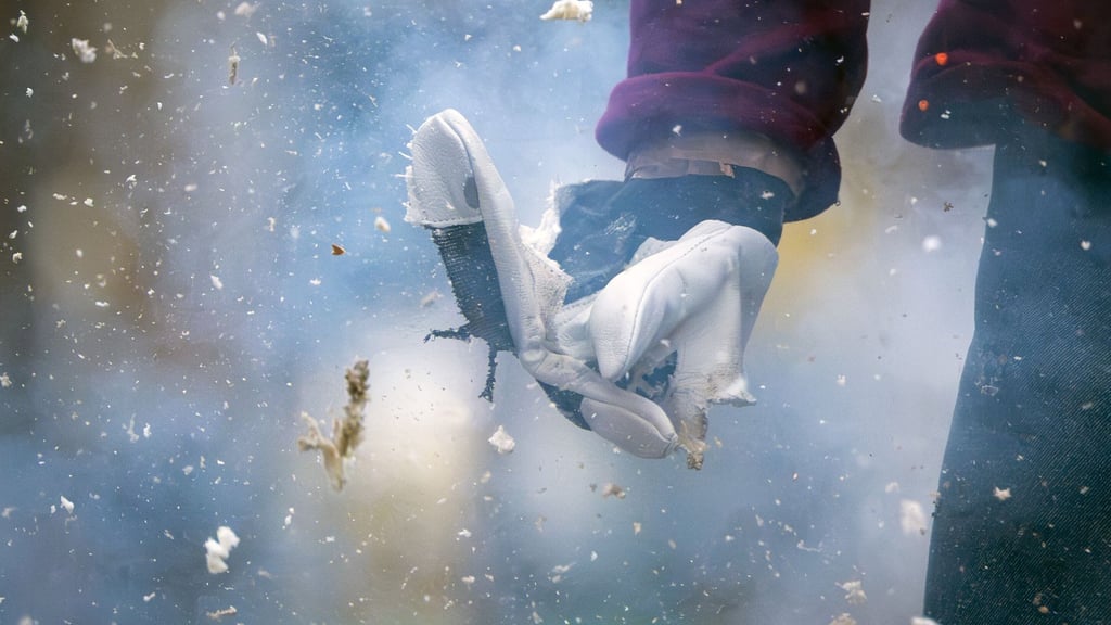 Mit voller Wucht: Gerade illegale Böller können viel stärker explodieren als erwartet - wie hier während einer Vorführung der Berliner Feuerwehr an einer Puppe.