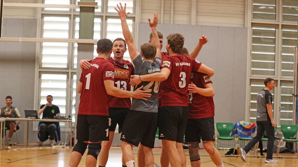 Lindow bezwungen, Liga gehalten: Tom Heidecke (2. v. l.) und der USC bejubeln den Klassenerhalt.