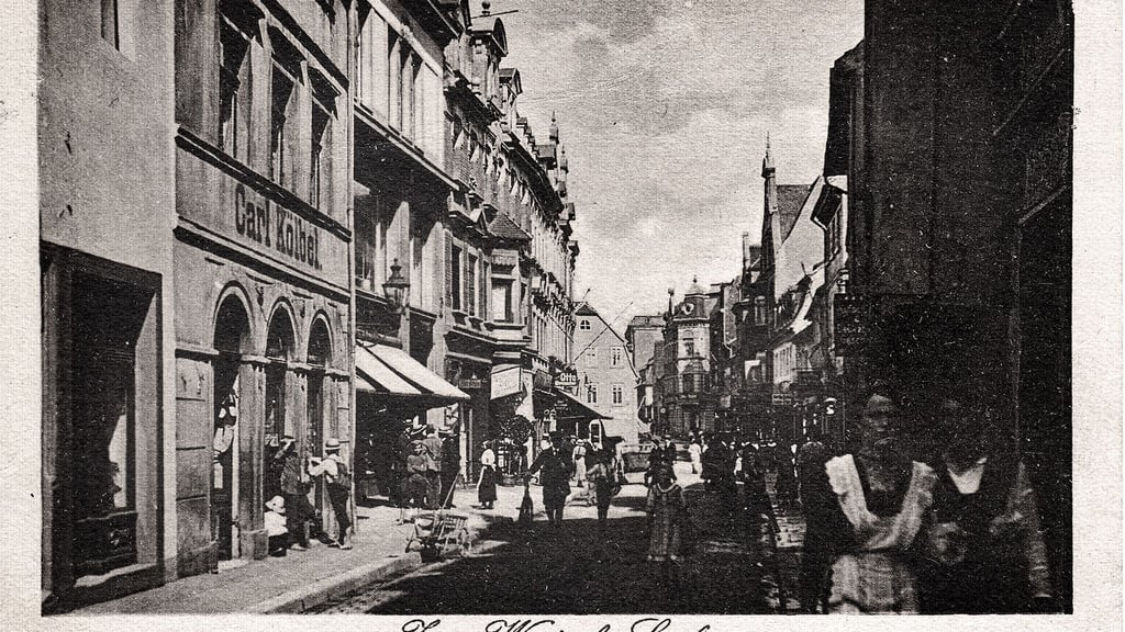 Diese Ansichtskarte gestattet einen Blick auf das alte Haus der Familie Kölbel in der Wendischen Straße 34. Kinder drängen sich vor dem Schaufenster des bekannten Spielwarengeschäfts innerhalb der lebendigen Verkaufsmeile von Zeitz. 