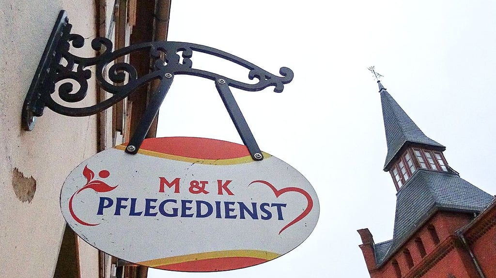 Der M&K Pflegedienst  hat seine Räume in der Großen Brüderstraße 33, mitten in Seehausen (Altmark) im Kreis Stendal, das Rathaus vis-à-vis. Zuvor war eine Apotheke darin. 