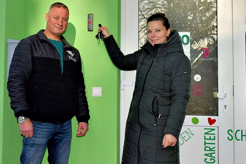 Kita Leiterin Katja Zech zeigt, wie man mit dem Transponder die Tür öffnet. Die Firma Safe Security hat das Projekt unterstützt.