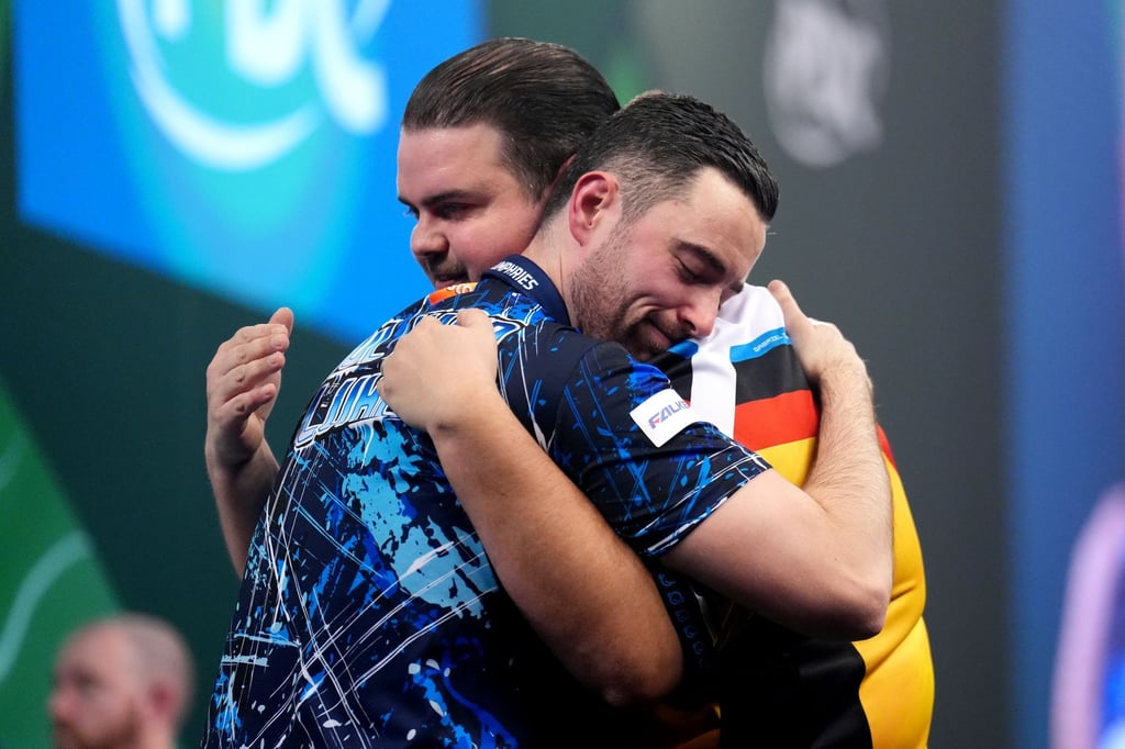 Humphries (l) macht Clemens Komplimente.