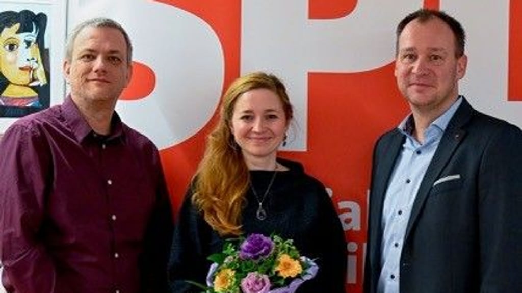 Katharina Kohl wird nach ihrer Wahl vom SPD-Kreisvorsitzenden Chris Henze (r.) und Torsten Weiser, Vorsitzender des SPD-Ortsverbands Altkreis Bitterfeld, beglückwünscht.