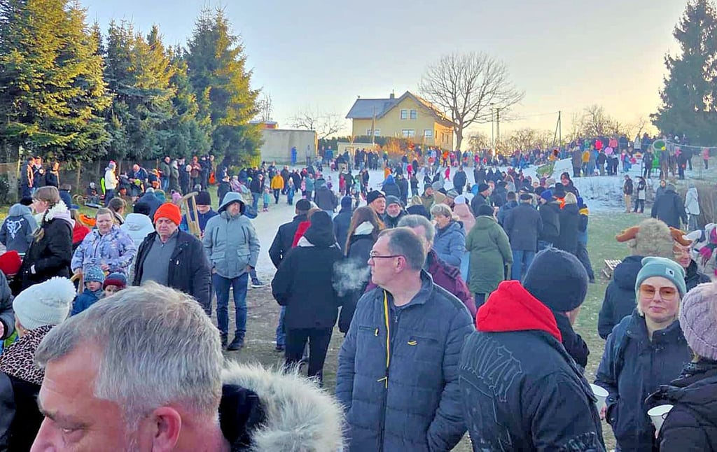 Autokarawanen und  Andrang am Schlittenberg Lossa: „Die Sehnsucht, fast Gier nach weißer Pracht und Schlittenfahren war groß“, so Bürgermeister Hartung.
