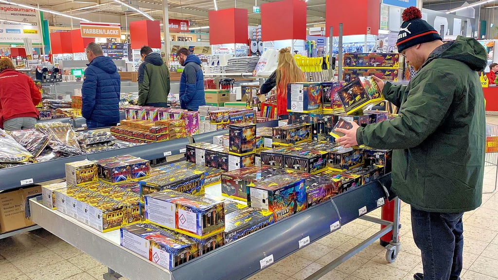 Im Hagebaucentrum Salzwedel sind viele auf der Suche nach Feuerwerk für Silvester: von Batterien über Raketen bis hin zu Wunderkerzen.