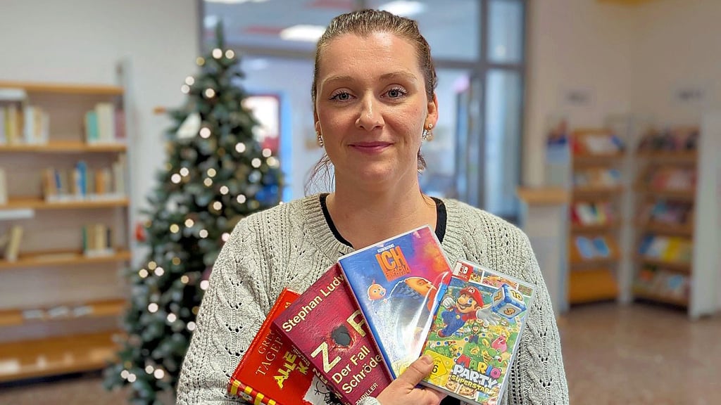 Christin Lison betreut den Bestand der Stadtbibliothek Merseburg und kennt die Vorlieben der Merseburger bei Büchern, Filmen und Spielen gut.