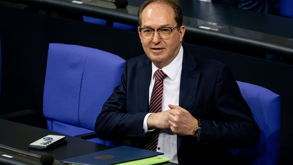 Bundesinnenminister Alexander Dobrindt (CSU) plädiert für härtere Strafen. (Archivbild)