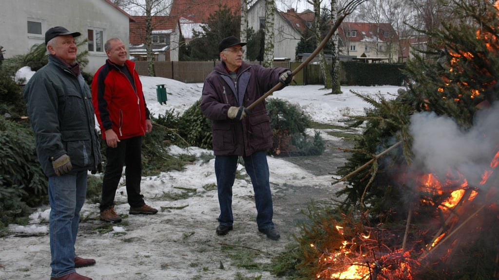 Das Weihnachtsbaumverbrennen ist in Meitzendorf schon fast zur Tradition geworden. Seit rund 20 Jahren lädt der örtliche Tischtennisverein dazu ein. Das Foto stammt aus dem Jahr 2010.
