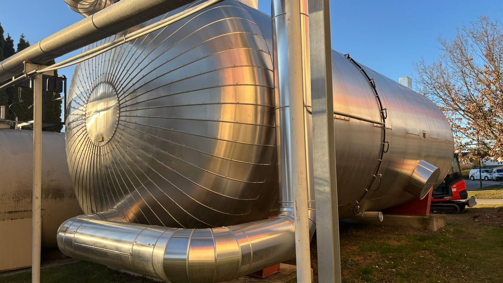 Dieser Speicher von Köthen Energie in der Lelitzer Straße fasst 100 Kubikmeter Wasser (100.000 Liter) und dient als Pufferspeicher für das Fernwärmenetz im Wohngebiet Rüsternbreite.