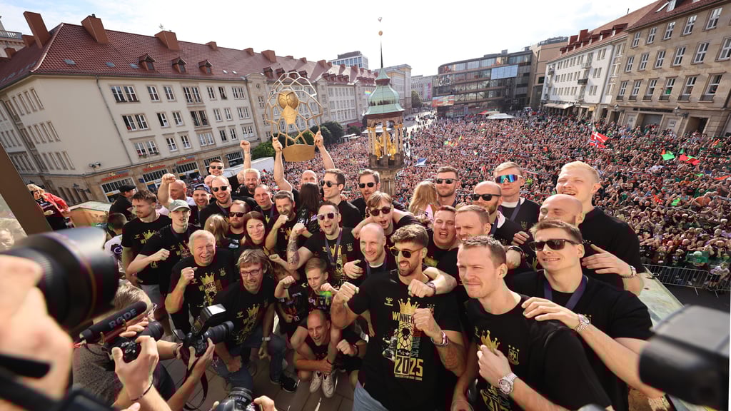 Party auf dem Balkon: DerSCM feierte mit Tausenden Fans auf dem Alten Markt den zweiten Champions-League-Gewinn in der Wiegert-Ära.