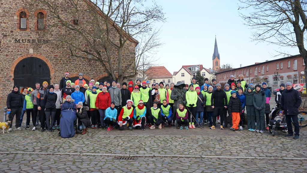 Das Startfoto vor dem Start zum Gänsebratenvernichtungslauf gehört dazu. Im Rollstuhl hatte sich auch der 16-jährige Veit eingereiht.