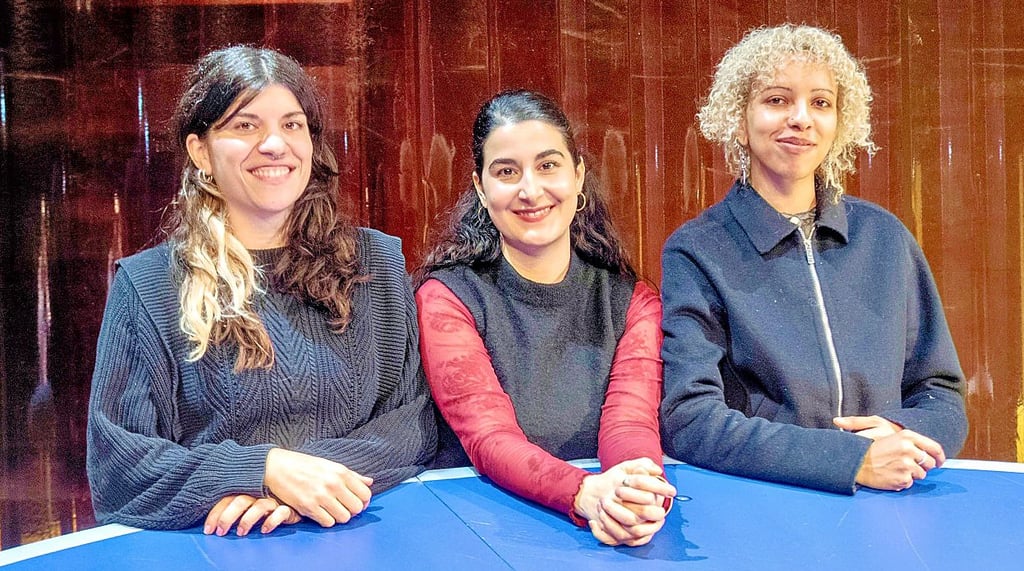 Das Künstlerische Team hinter „Jeeps“: Amelie Sabbagh (Bühne), Berfin Orman (Regie) und Sarah Seini  (Kostüme) 