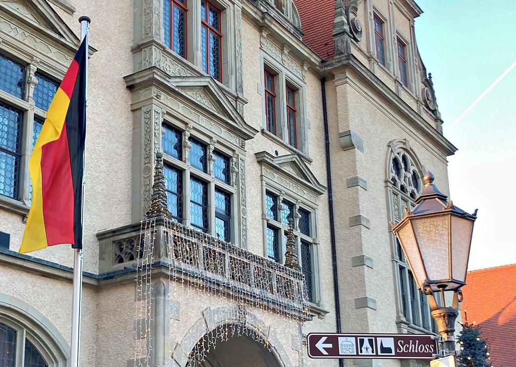 Vor dem Rathaus I in Bernburg weht jetzt die Deutschland-Fahne – allerdings nicht so, wie es das Protokoll der Bundesregierung vorschreibt. Anstelle des zweiten Mastes steht derzeit der Weihnachtsbaum.