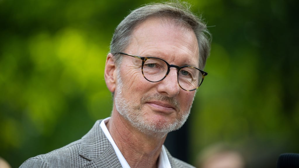 Zoodirektor Andreas Knieriem spricht sich angesichts der Lärmbelastung für Tiere an Silvester für ein generelles Böllerverbot aus. (Archivbild)