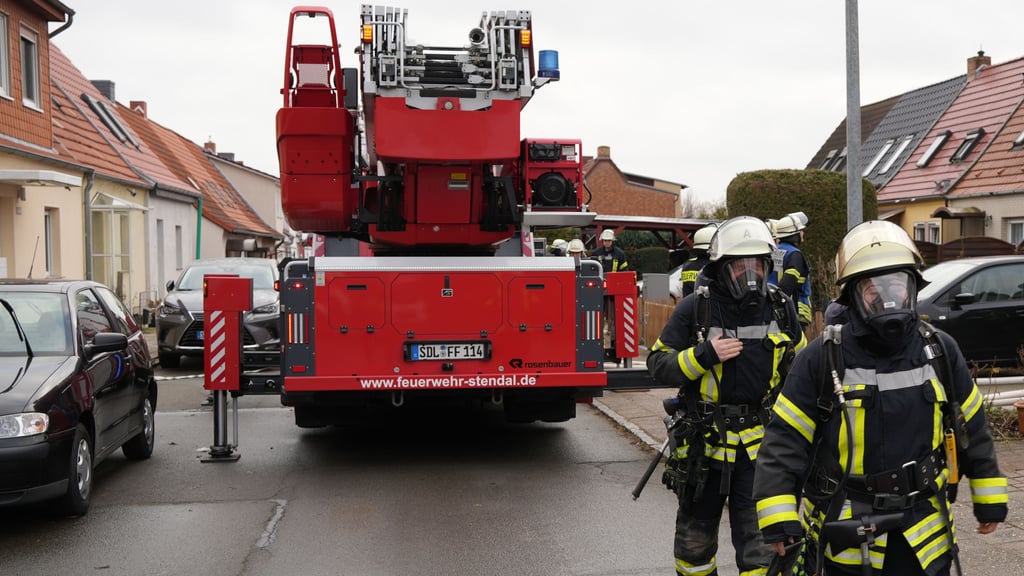 Einsatzkräfte der Freiwilligen Feuerwehr Stendal löschen am Montag, 29. Dezember, einen Brand in einem Wohnhaus in der Straße Kuhlenschlag in Stendal.