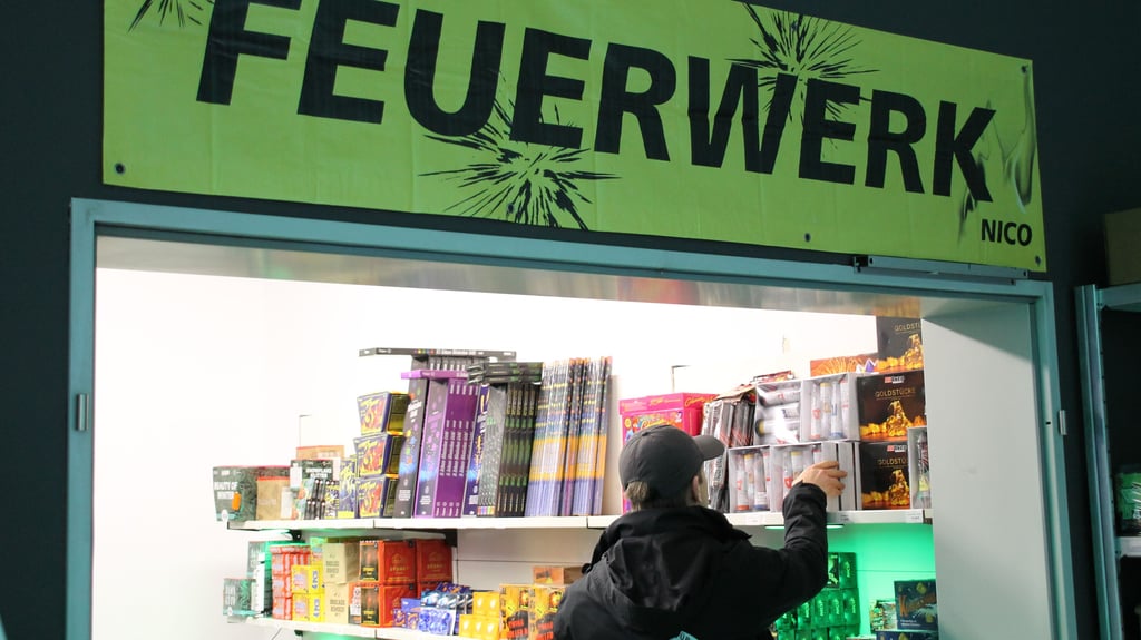 In der Julius-Ebeling-Straße in Halle ist bereits in der Nacht zu Montag der Feuerwerksverkauf gestartet.  