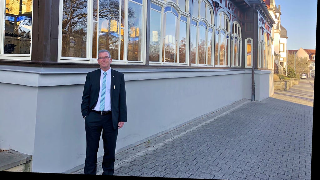 Kurdirektor Deddo Lehmann am      Pavillon des historischen Kurhauses, der in diesem Jahr neu gestrichen worden ist. 