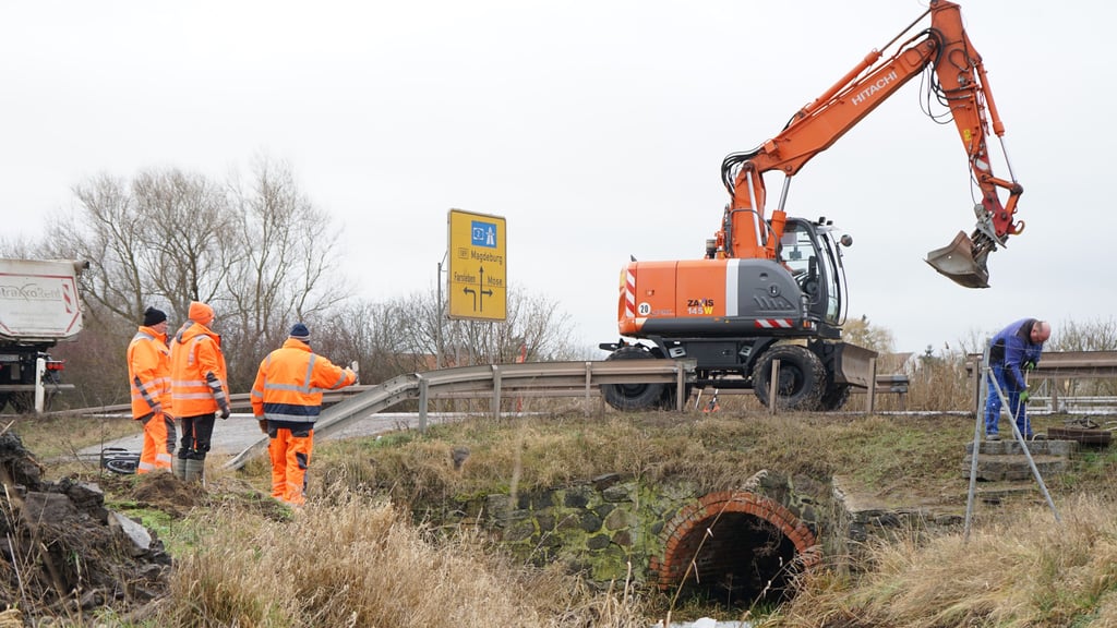 Ein Durchlass an der B 189 bei Mose ist so marode, dass er entfernt werden muss. Die Straße zwischen Magdeburg und der A14-Nordverlängerung ist voll gesperrt - und das länger als geplant.&nbsp;