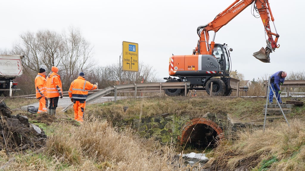 Ein Durchlass an der B 189 bei Mose ist so marode, dass er entfernt werden muss. Die Straße ist voll gesperrt.