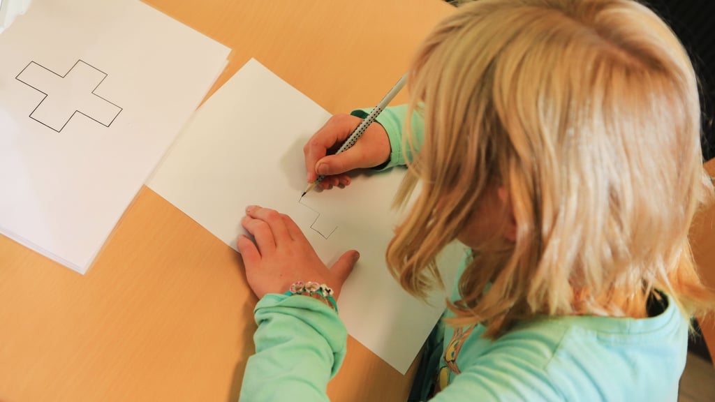 Bei der Schuleingangsuntersuchung werden unter anderem die feinmotorischen Fähigkeiten getestet.