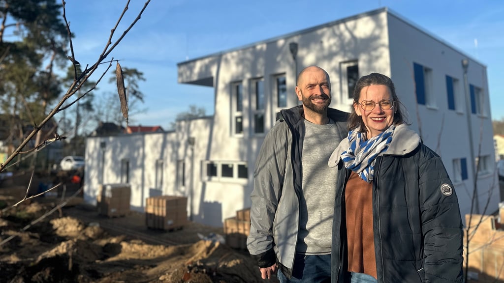 Hausärztin Yvonne und Mike Wilke vor der neuen internistischen Hausarztpraxis in Heyrothsberge.