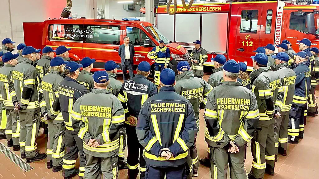 Die Übergabe von Fahrzeug und Dienstkleidung fand beim letzten gemeinsamen Dienstabend 2025 im Ascherslebener Depot statt.