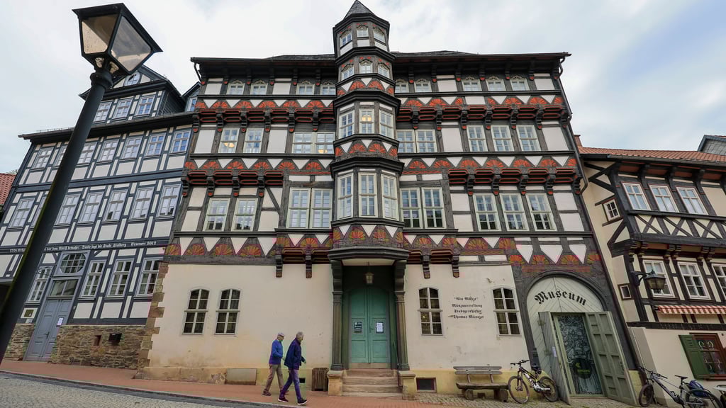 Im Stolberger Museum Alte Münze wird am Neujahrstag erstmals die Jahresmedaille zum 1.030-jährigen Bestehen von Roßla geprägt.   