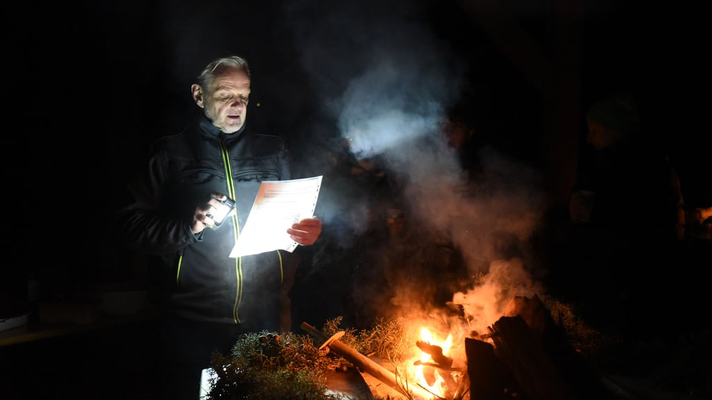 Wintersonnenwende an der Lagerfeuerstelle im Seepark Barby. Olaf Mergel erinnert an die beginnenden Raunächte und den germanischen Gott Baldur. 