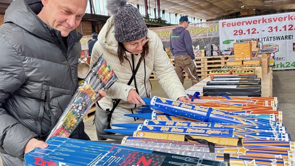 Michael Rieck und seine Frau Corinna suchen geeignete Knaller für ihre 15-jährigen Zwillinge. Das Paar hat sich dabei ein festes Budget von maximal 100 Euro gesetzt. 