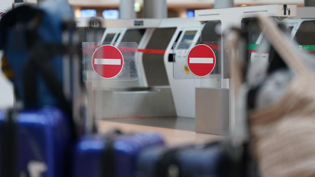 Mit dem Gepäck voll mit mutmaßlichem Diebesgut wollte ein Algerier zu Weihnachten nach Hause fliegen.