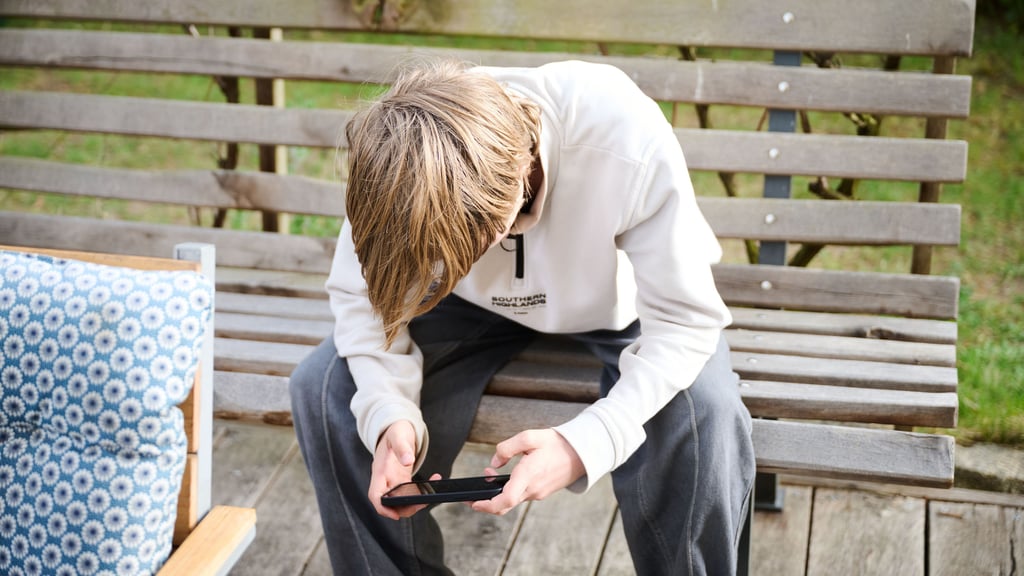 Laut Studien vergessen über 68 Prozent der Zwölf- bis 19-Jährigen, wie viel Zeit sie am Handy verbringen. Smartphone-Sucht ist ein immer weiter verbreitetes Phänomen für die Suchtberatung.&nbsp;