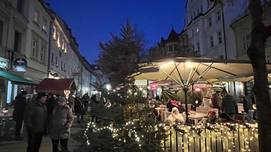 Rossweihnacht in Zeitz: Viele Besucher kamen und genossen weihnachtliches Flair. 