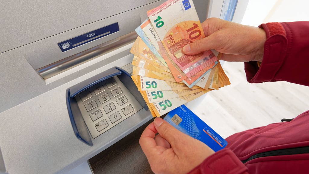 Mit der EC-Karte des Mannes wurden 2.000 Euro abgehoben. 