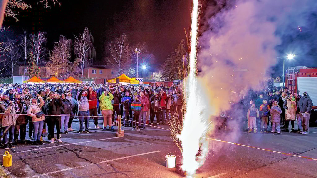 Am   Globus-Markt  wurden Feuerwerkskörper vorgeführt, die man ab 29. Dezember kaufen kann - auch ganz leise.  DJ Udo Mugge sorgte für Unterhaltung. 