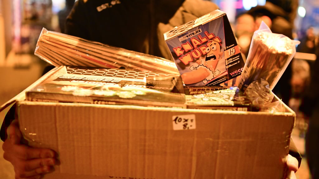 Bei der Flucht vor der Polizei brach sich ein Feuerwerks-Dieb in Zahna-Elster beide Beine.