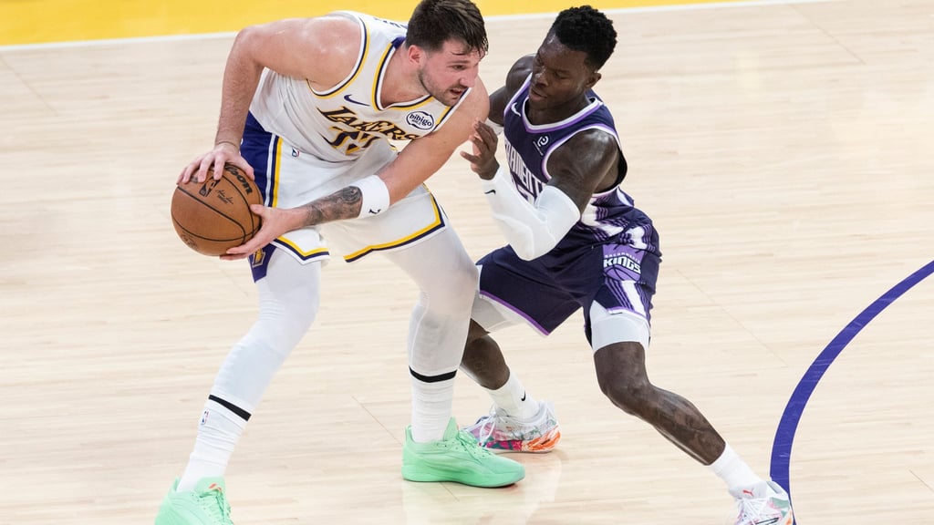 Dennis Schröder (rechts) musste sich mit Sacramento den Los Angeles Lakers und Luka Doncic klar geschlagen geben.