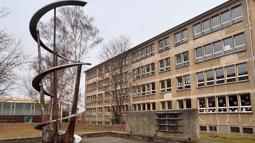 Blick auf die Grundschule „Freiherr Spiegel“ in Halberstadt mit der Skulptur „Spirale des Wissens“ und der bereits sanierten Turnhalle (hinten links im Bild).