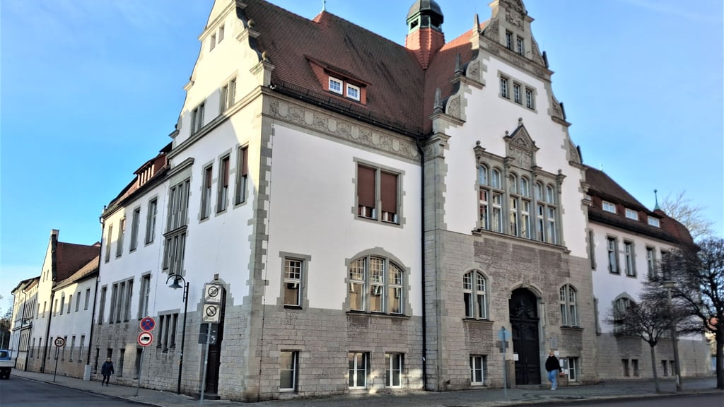 Das Landratsamt in Zerbst, in dem das Bürgeramt der Kreisverwaltung Anhalt-Bitterfeld neben Arbeitsagentur und Jobcenter untergebracht ist, muss umfassend saniert werden.