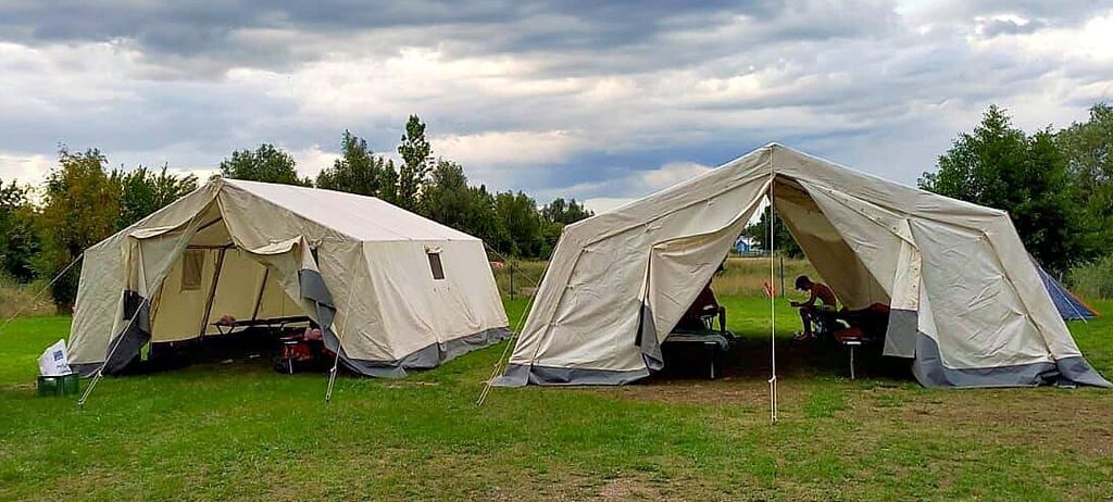 Die noch intakten Unterbringungszelte der Meinsdorfer Feuerwehr 