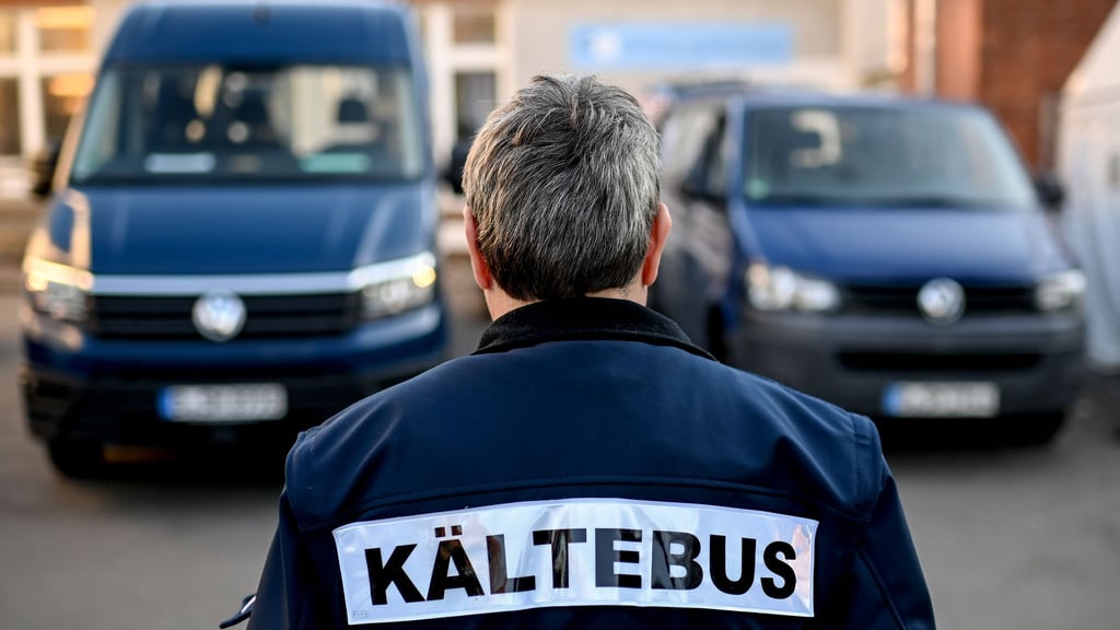 Die Berliner Stadtmission hofft darauf, ihr Angebot an Kältebusfahrten nicht einschränken zu müssen. (Archivfoto)
