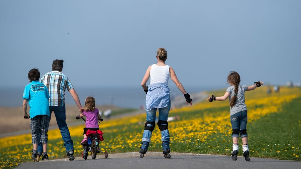 Mehr Zeit mit der Familie und mit Freunden - das nehmen sich viele Menschen für 2026 vor. (Symbolbild)