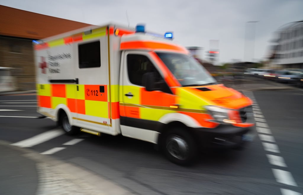 Sanitäter bringen die Dreijährige in ein Krankenhaus. (Symbolbild)